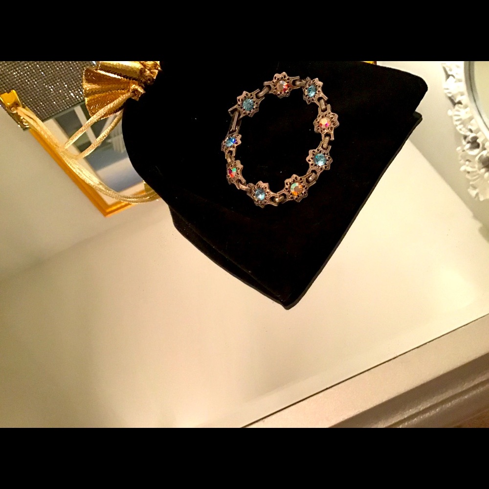 Pretty vintage bracelet comes in velvet gift sac